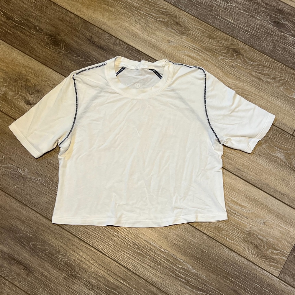 Lululemon white short sleeve crop tee with navy seams